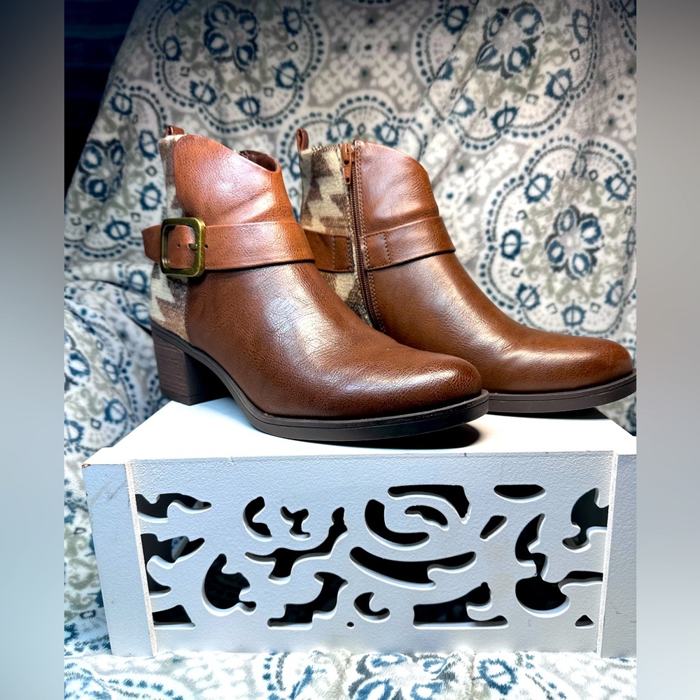 Beautiful stylish Bearetraps size 9. Worn 2 times
